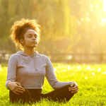 como-la-meditacion-y-el-yoga-pueden-reducir-el-estres-de-forma-natural